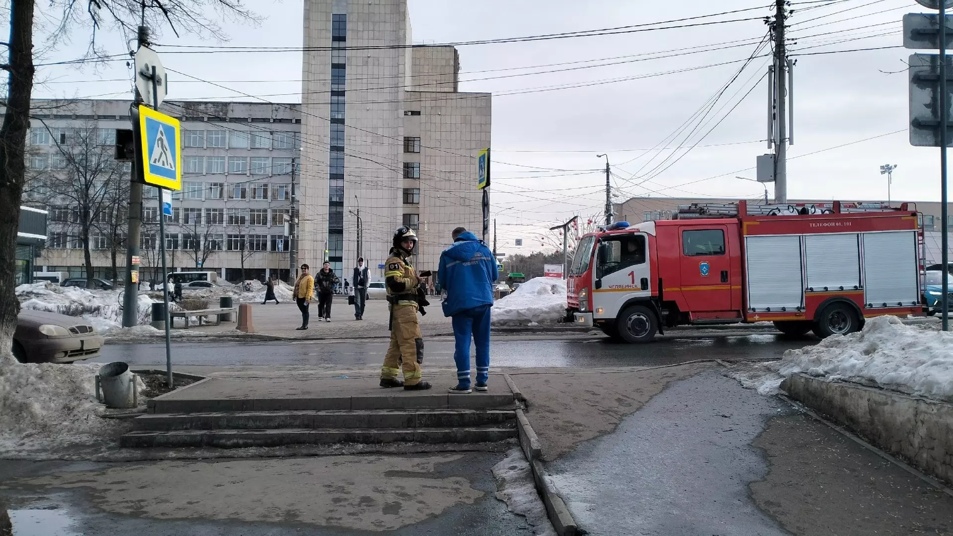 Пожарная машина возле студенческой поликлиники на проспекте Ленина в Челябинске