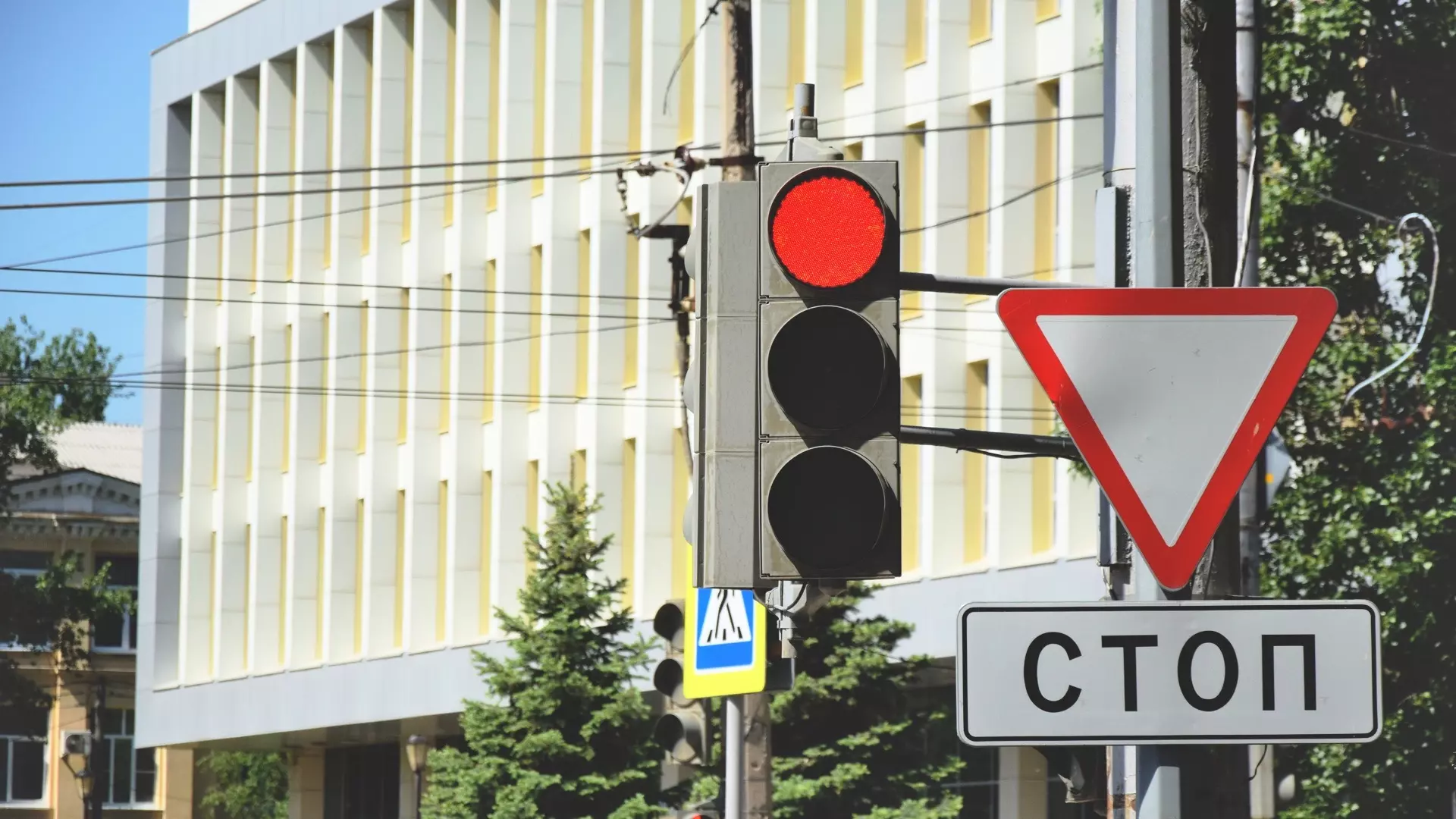 В Челябинске светофоры на 11 перекрестках могут выйти из строя