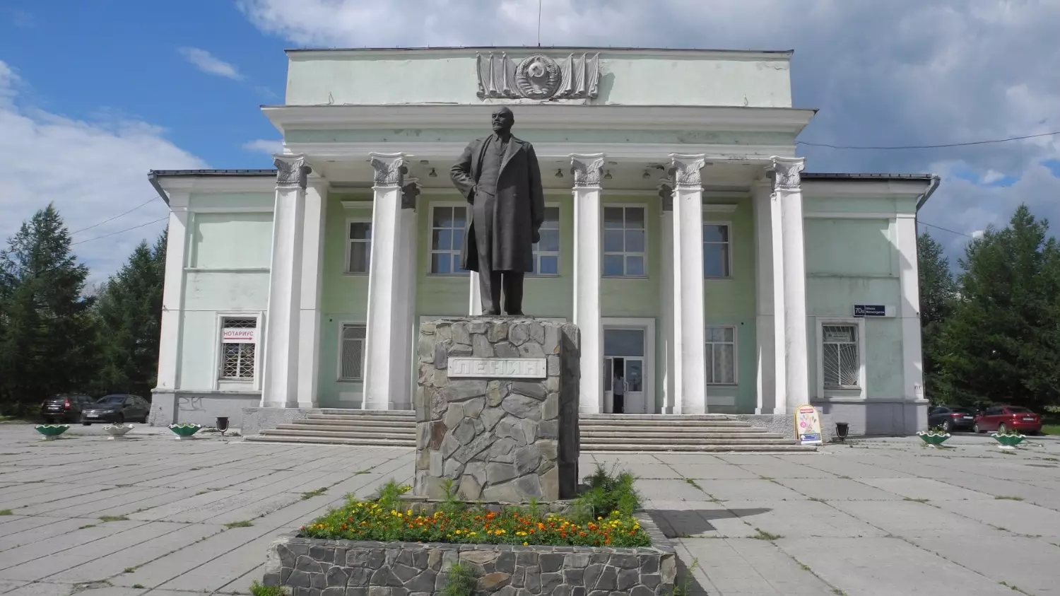 Памятник Ленину у ДК треста «Челябметаллургстрой» на Шоссе Металлургов, 70 в Челябинске