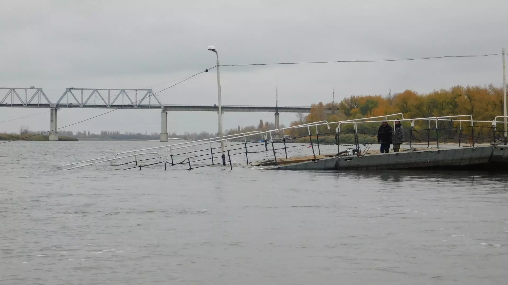 В селе Катав-Ивановского района вода из реки Юрюзань разрушила важный мост