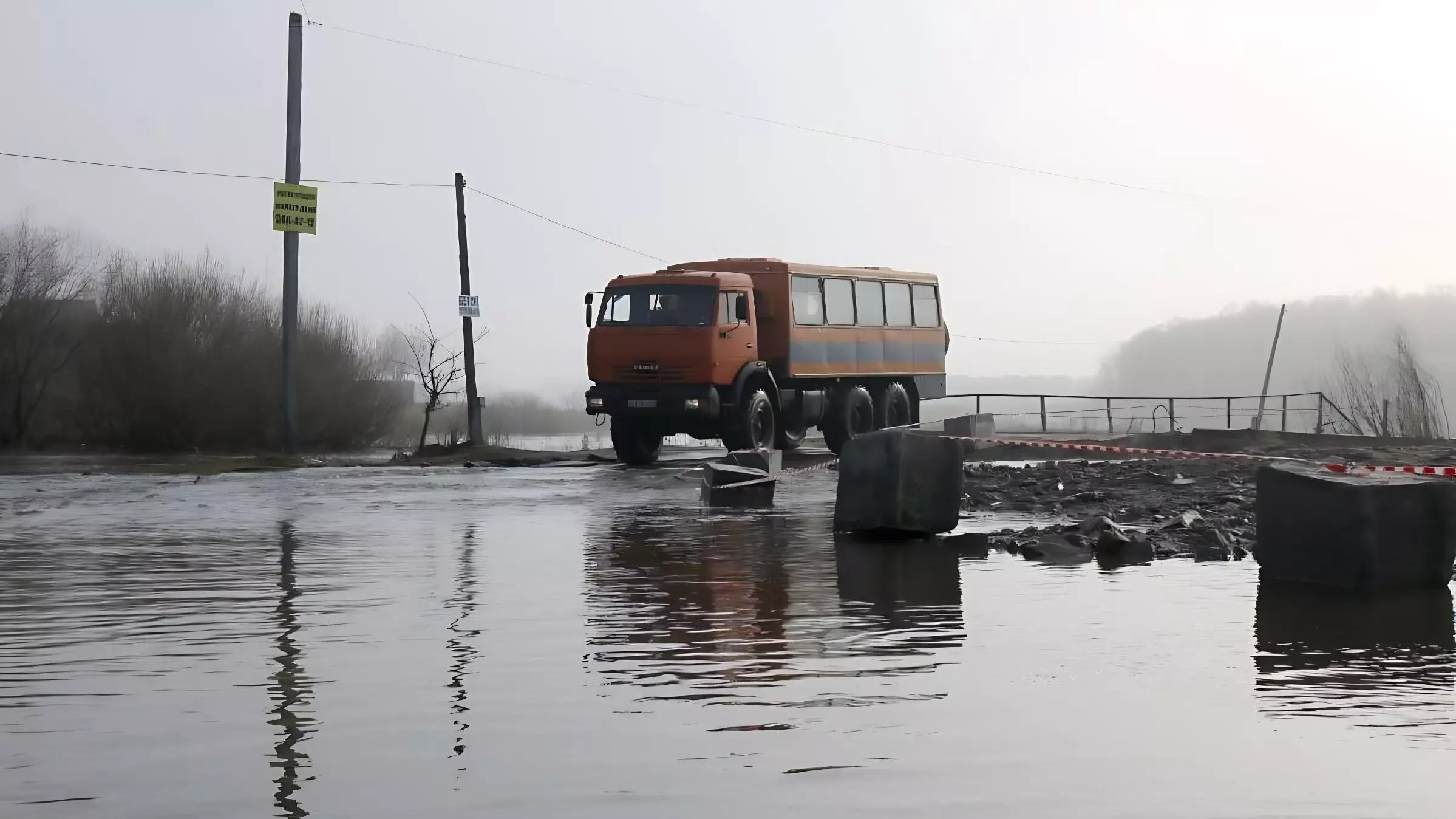 Роспотребнадзор взял пробы воды после прорыва дамбы в Челябинской области
