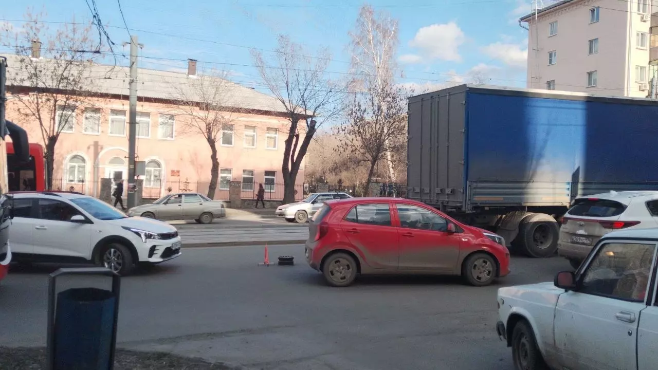 Из-за массового ДТП в Челябинске заблокировало центральную улицу